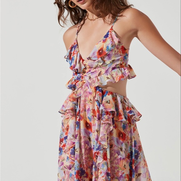 ASTR the label red floral maxi dress - Picture 2 of 5